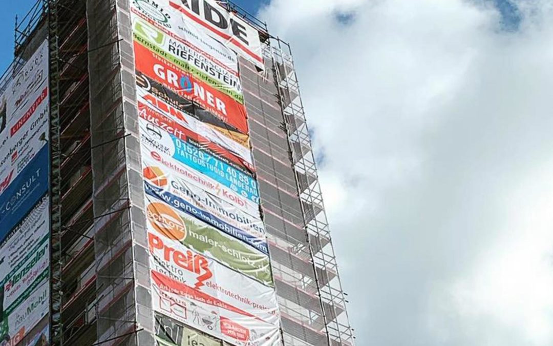 Banner am Kirchturm