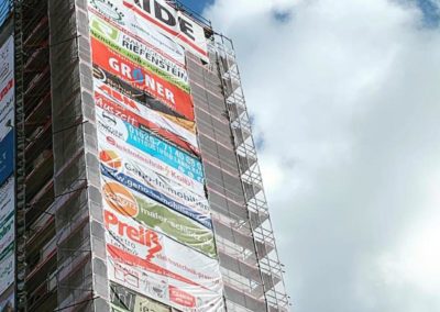 Banner am Kirchturm